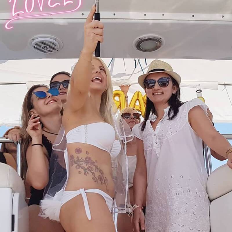 Prive Cruises Greece party